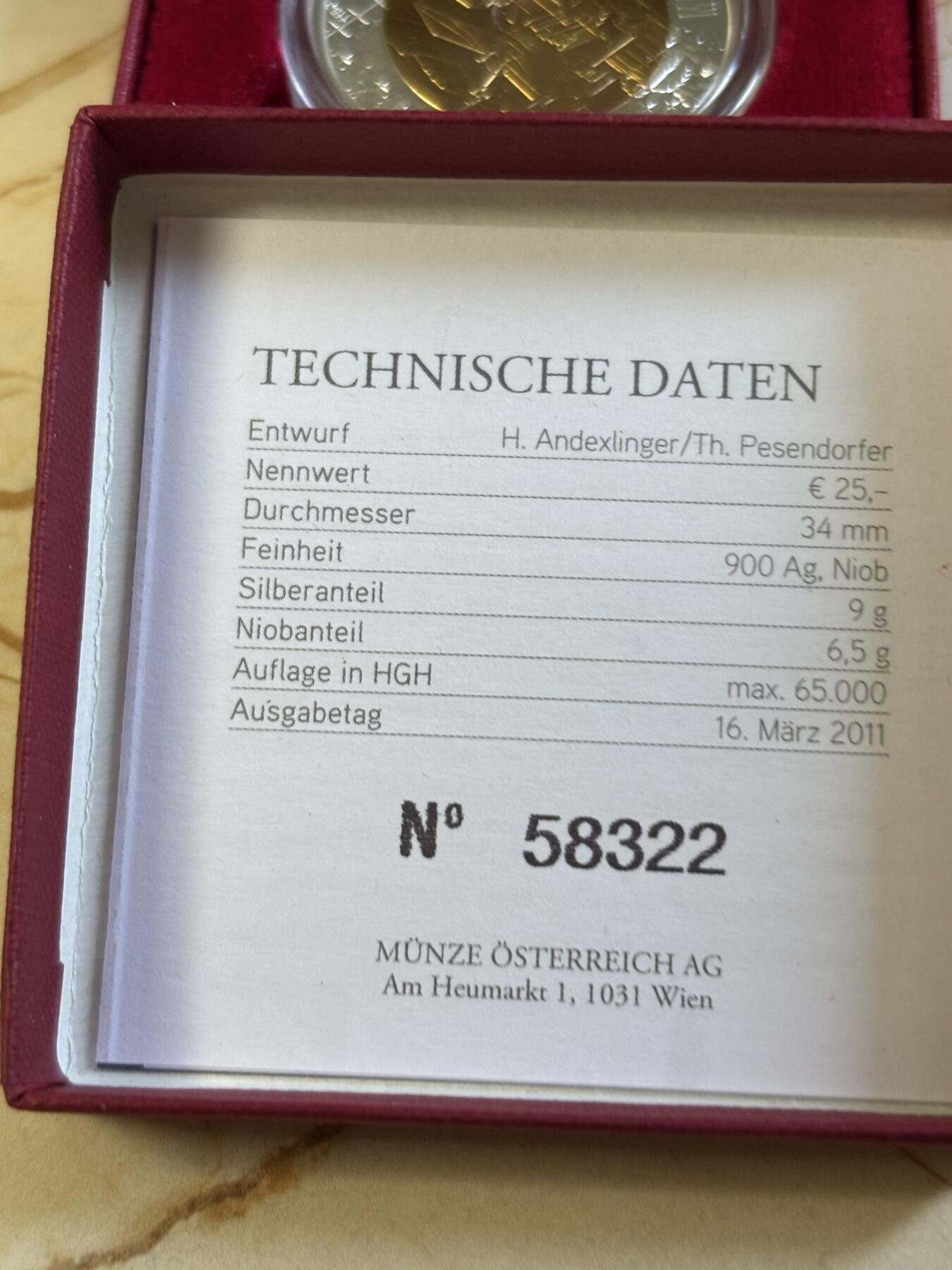 第197期拍卖 奥地利2011年火星探险机器人25欧纪念银铌双色银币，900银/铌998，重量:15.5克（9克银，6.5克铌），发行：65000枚