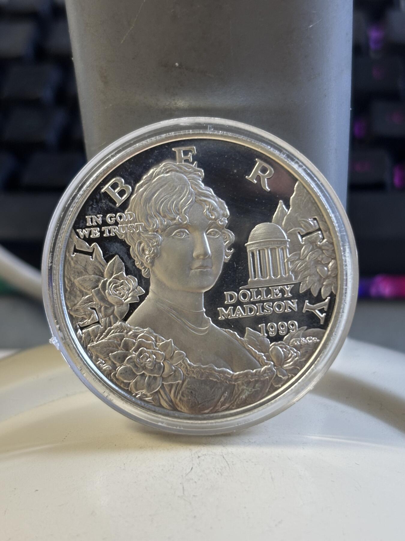 第197期拍卖 获奖美国1999年麦迪逊总统夫人多莉纪念银币，900银，26.72克，有瑕疵