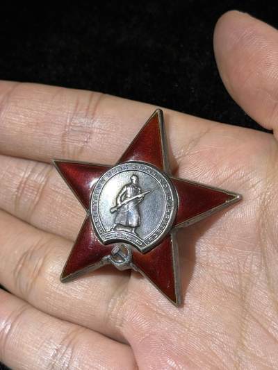 戎马世界章牌大赏第115期 苏联近卫军列兵套章，包括红星勋章，85版二级卫国战争勋章，战胜德国与一系列周年章，得主还获得过解放贝尔格莱德，只有证书了，红星事迹为得主带领工兵冒着炮火扑灭桥梁大火并且移走爆炸物，档案已经整理打印