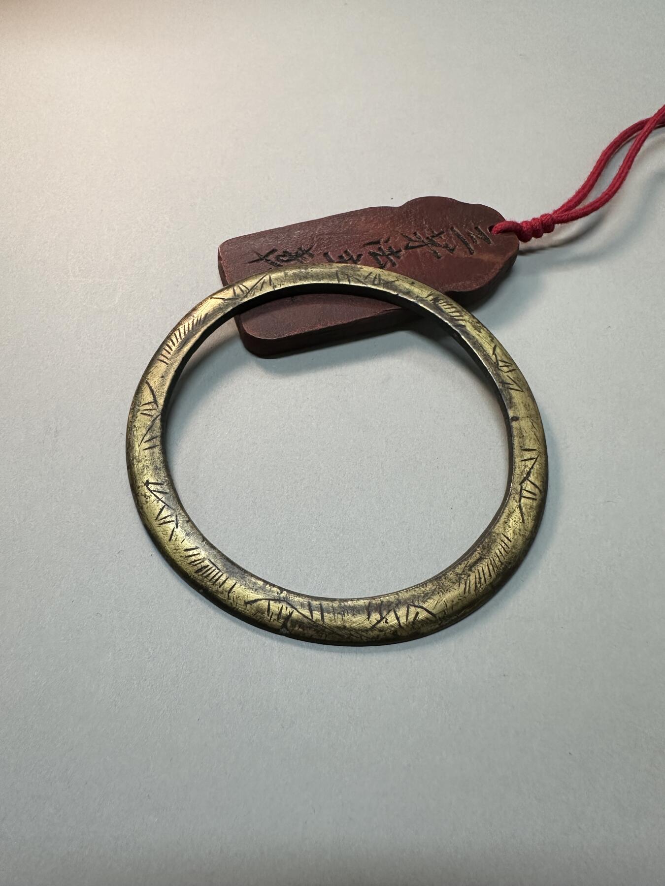 清代-民国 精品铜器专场 清代晚期老黄铜圆形刻花老镇纸