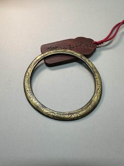 清-民国-建国｜老铜器专场.伍 清代晚期老黄铜圆形刻花老镇纸