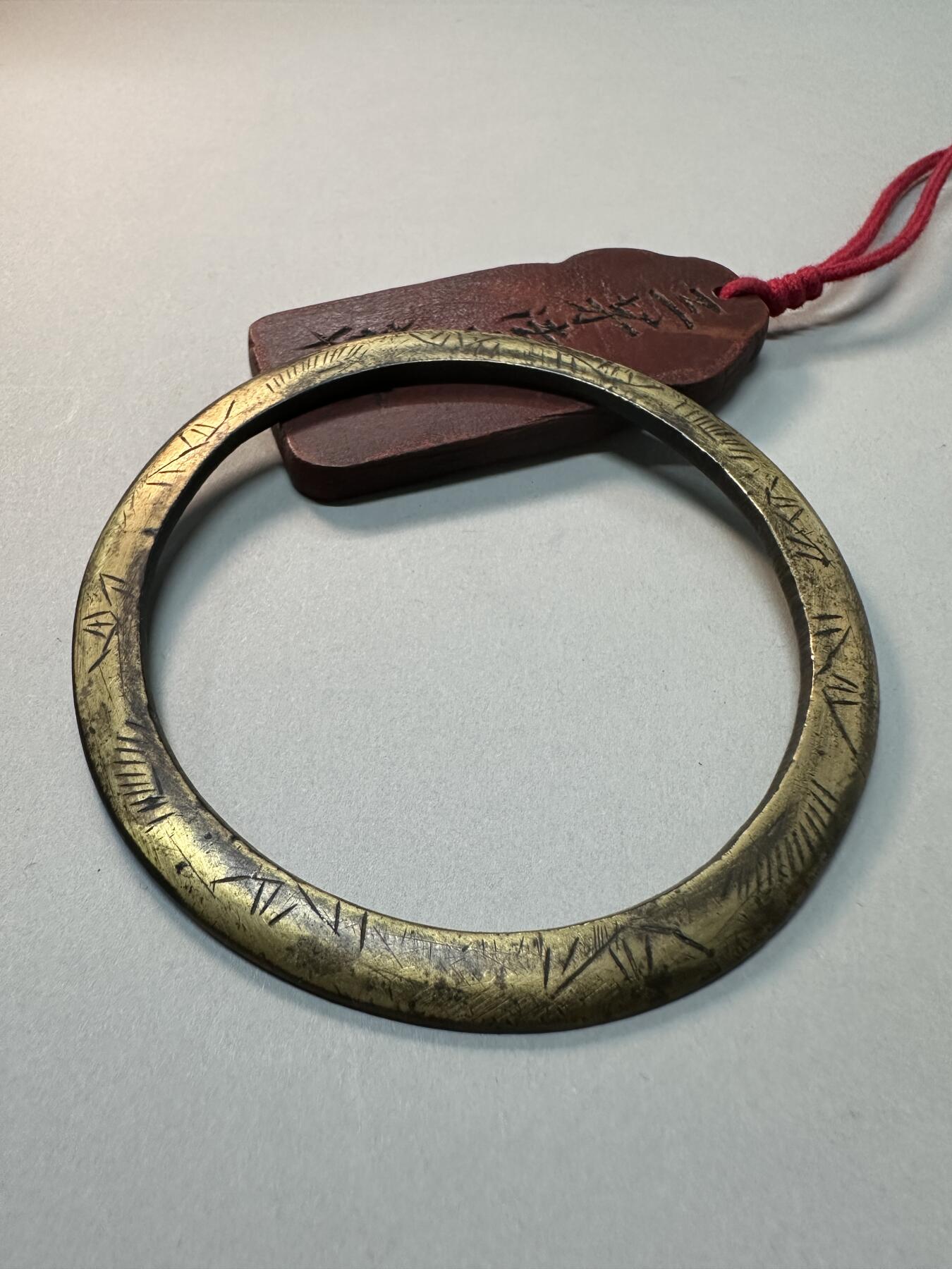 清代-民国 精品铜器专场 清代晚期老黄铜圆形刻花老镇纸