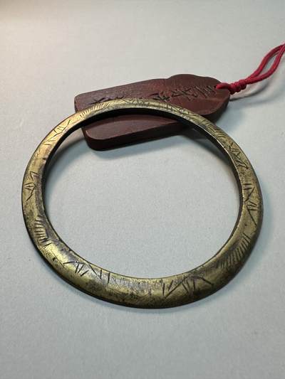 清-民国-建国｜老铜器专场.伍 清代晚期老黄铜圆形刻花老镇纸