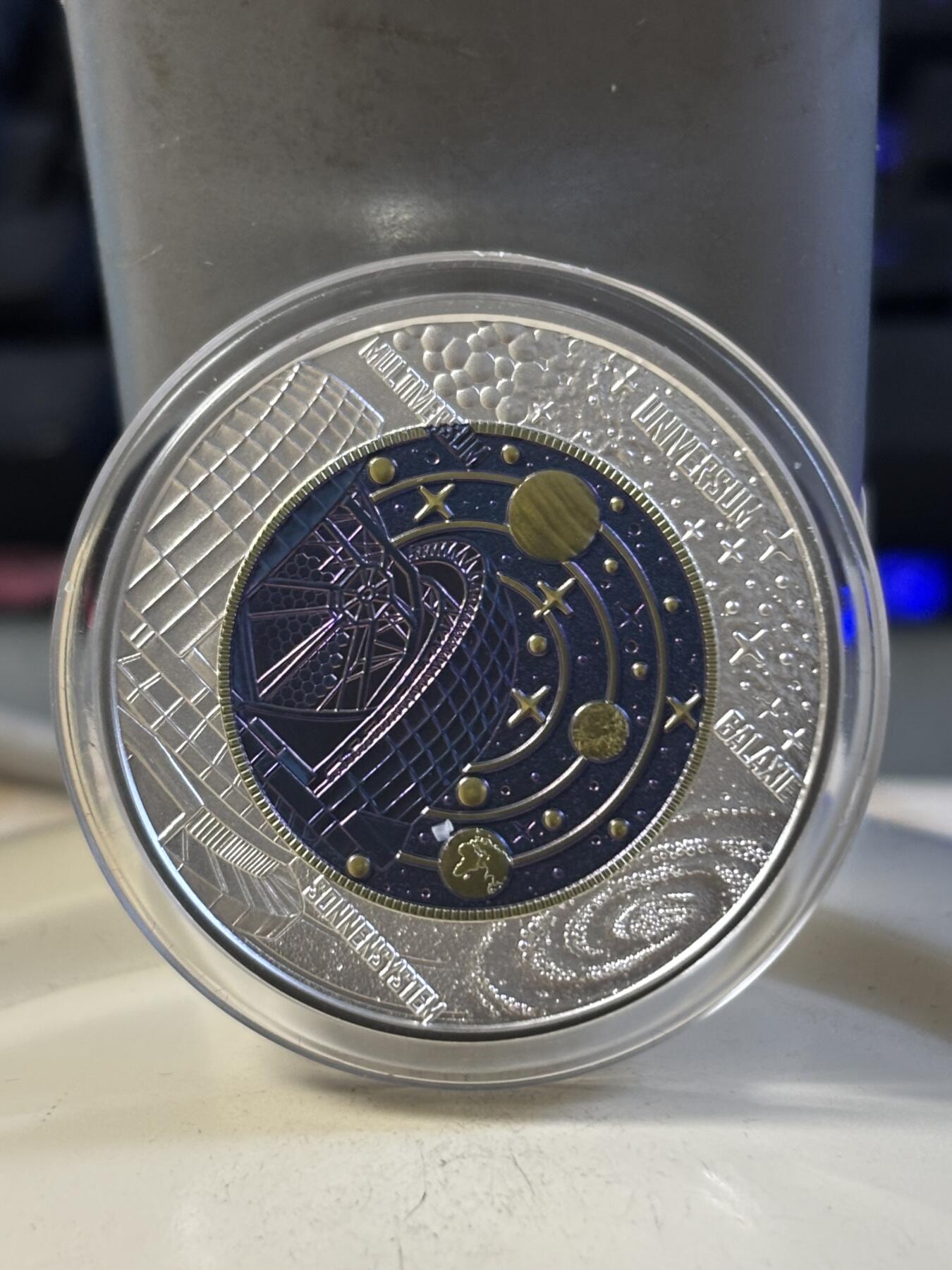 第197期拍卖 奥地利2015年宇宙论银铌双金属镶嵌纪念币，900银/998铌，10克和7.15克，发行：65000枚