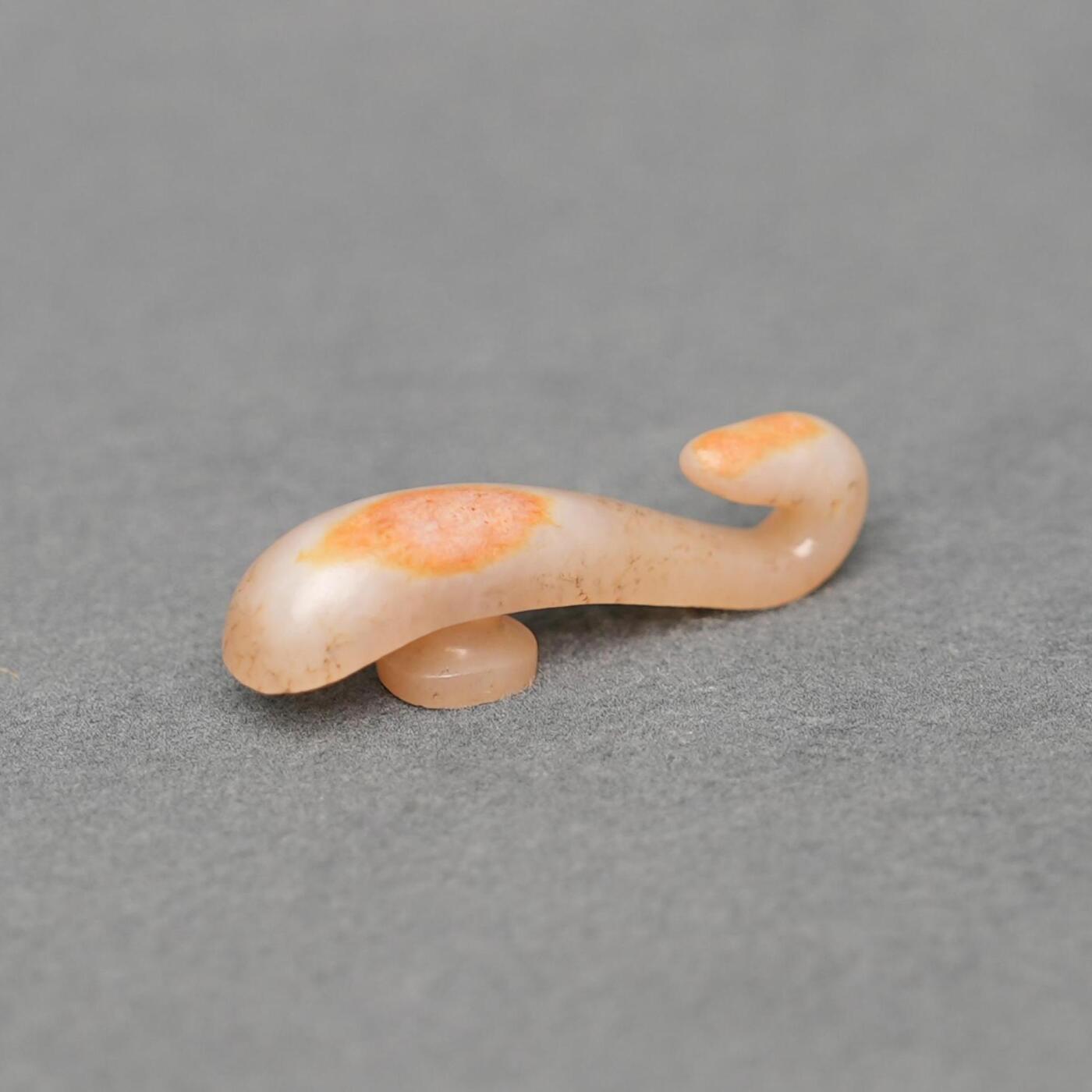  碧月说宝.韫玉流光-南京文物公司明清玉器专场（二） 红沁龙勾