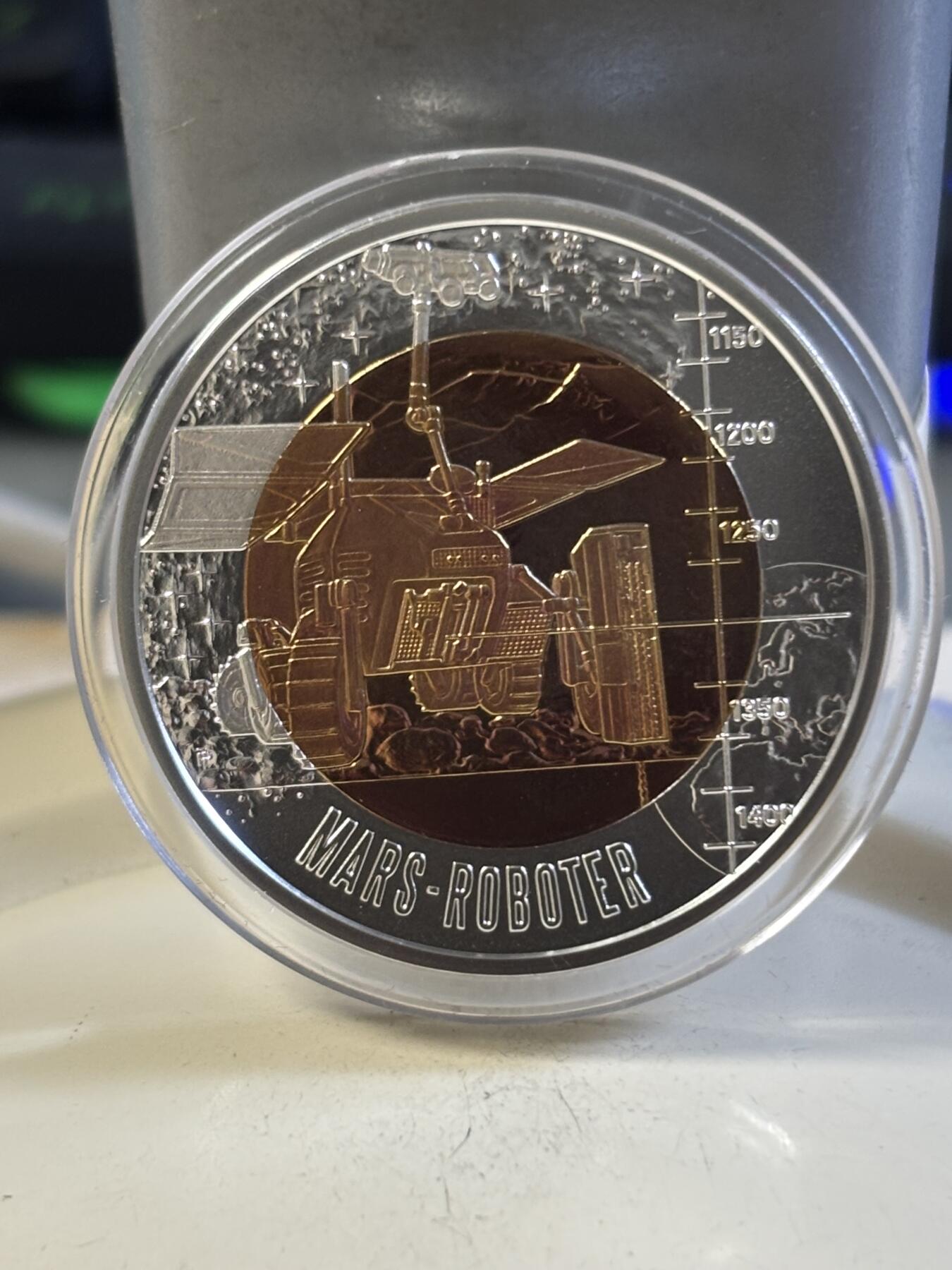 第197期拍卖 奥地利2011年火星探险机器人25欧纪念银铌双色银币，900银/铌998，重量:15.5克（9克银，6.5克铌），发行：65000枚