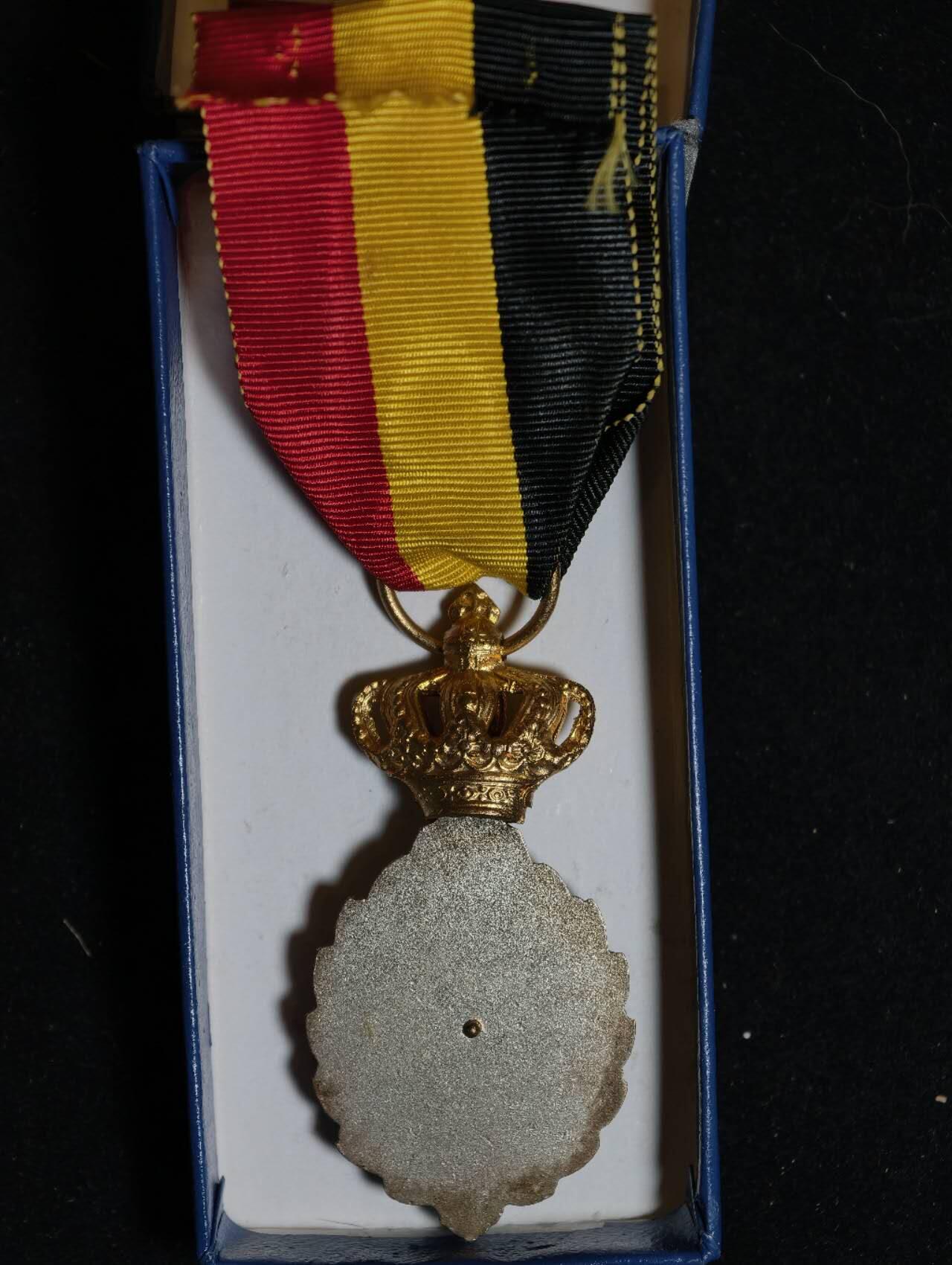 凯旋世界勋赏（第23期）（欢迎送拍）（对拍品有疑问请询问客服，不接受到手刀，出价默认拍品品相。请认真阅读拍卖规则！出价默认已认可！）（收到货请录制开箱视频，无视频概不处理问题。） 比利时王国  一级劳工勋章 带个盒子