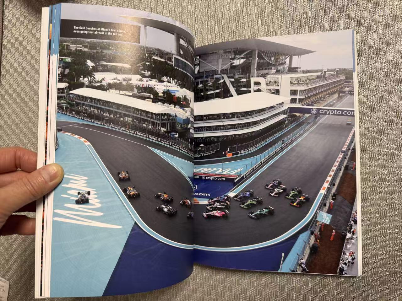 零元拍：有朋友想要“头哥”阿隆索的签名但目前单签暂时没有，等等迈阿密站咱争取安排，今天先来个合签！2025赛季F1车手总冠军迈凯伦车手兰多·诺里斯，队友奥斯卡·皮亚斯特里；梅赛德斯双子星乔治·拉塞尔，基米·安东内利；红牛霸主马克斯·维斯塔潘；阿斯顿马丁的费尔南多·阿隆索；还有奥迪车队的现实版“极速狂飙”尼克·霍肯博格签名2026赛季世界一级方程式汽车大奖赛官方指南！