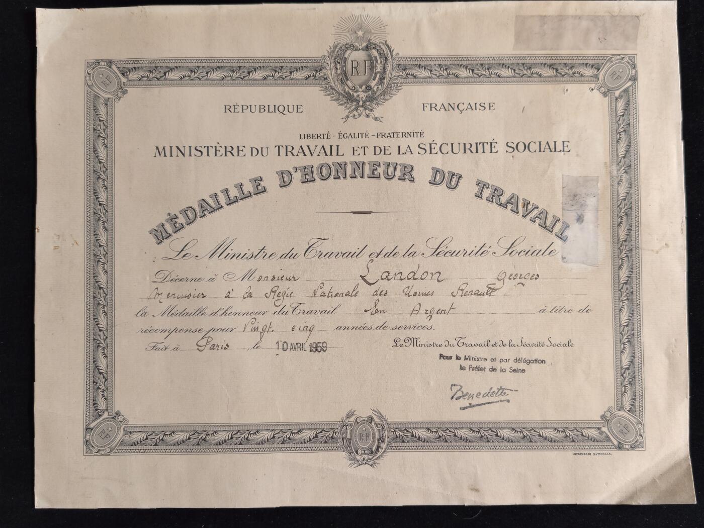 凯旋世界勋赏（第23期）（欢迎送拍）（对拍品有疑问请询问客服，不接受到手刀，出价默认拍品品相。请认真阅读拍卖规则！出价默认已认可！）（收到货请录制开箱视频，无视频概不处理问题。） 1959年4月10日由法国劳工与社会保障部颁发的劳动荣誉勋章（Médaille d'Honneur du Travail）证书