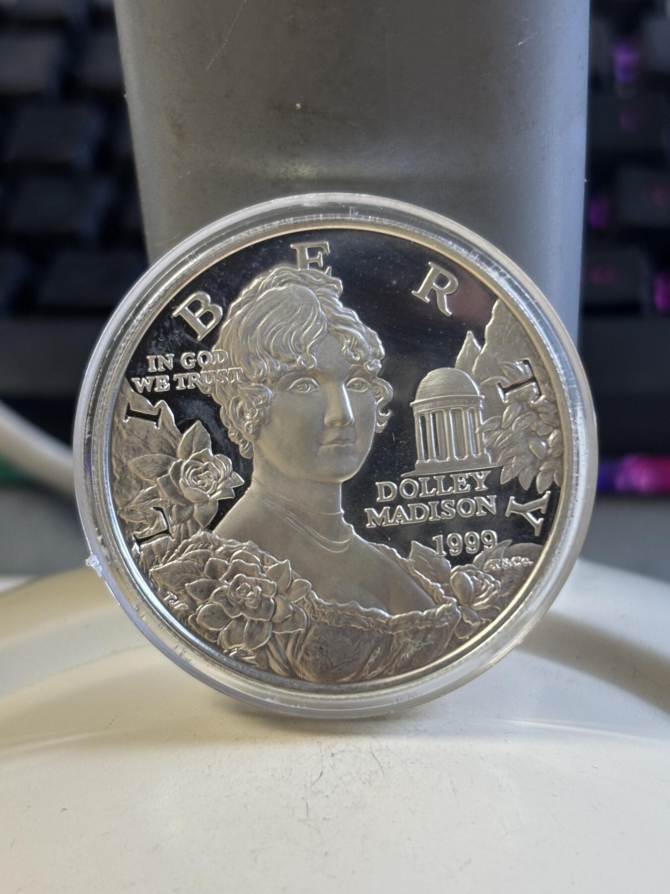 第197期拍卖 获奖美国1999年麦迪逊总统夫人多莉纪念银币，900银，26.72克，有瑕疵