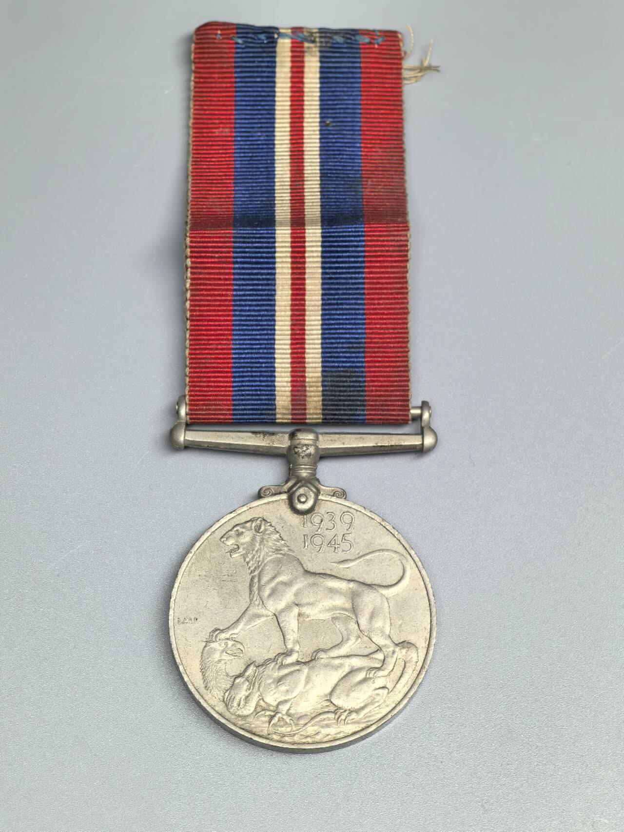 小驴勋章奖章收藏4月18日周六晚六点拍卖（珍爱和平，收藏战争，铭记历史，勿忘国耻，忠党爱国。有偿代拍，送拍规则在简介最后，参拍须阅读规则后再参拍，关系到运费包装发货时效真假辨别等关键信息，拍卖时不再发原图，看大图店主微信码在拍卖店铺介绍里或者找我要）