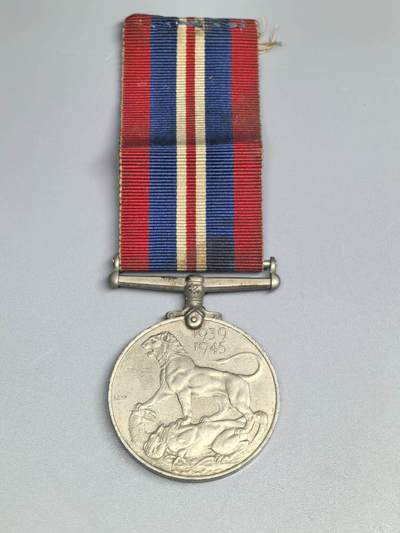 小驴勋章奖章收藏4月18日周六晚六点拍卖（珍爱和平，收藏战争，铭记历史，勿忘国耻，忠党爱国。有偿代拍，送拍规则在简介最后，参拍须阅读规则后再参拍，关系到运费包装发货时效真假辨别等关键信息，拍卖时不再发原图，看大图店主微信码在拍卖店铺介绍里或者找我要） 英国1939-1945战争奖章