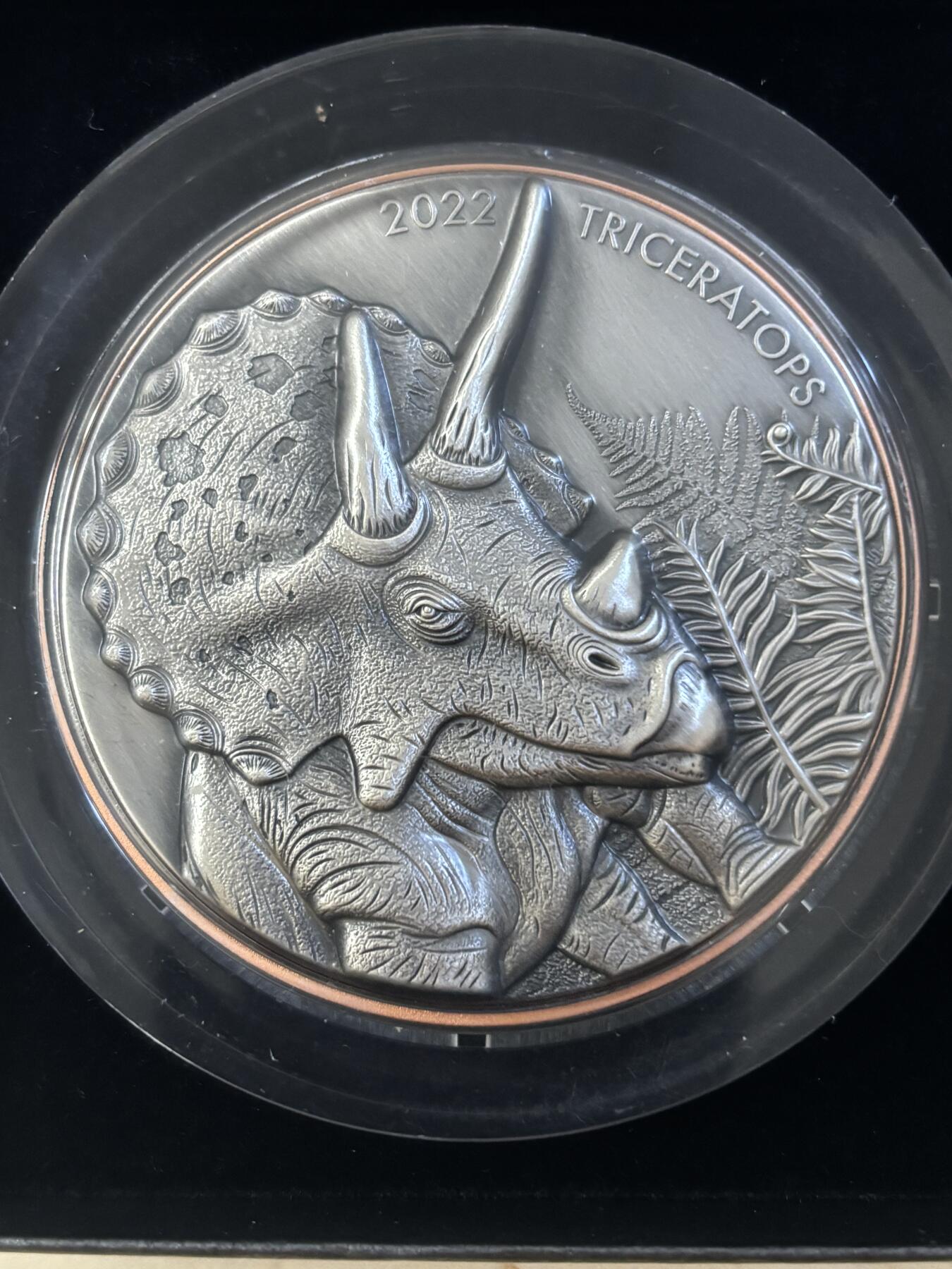 第197期拍卖 瓦努阿图2022年恐龙时代2三角龙银铜双金属纪念币，999银+铜，10+145克，发行：1999枚