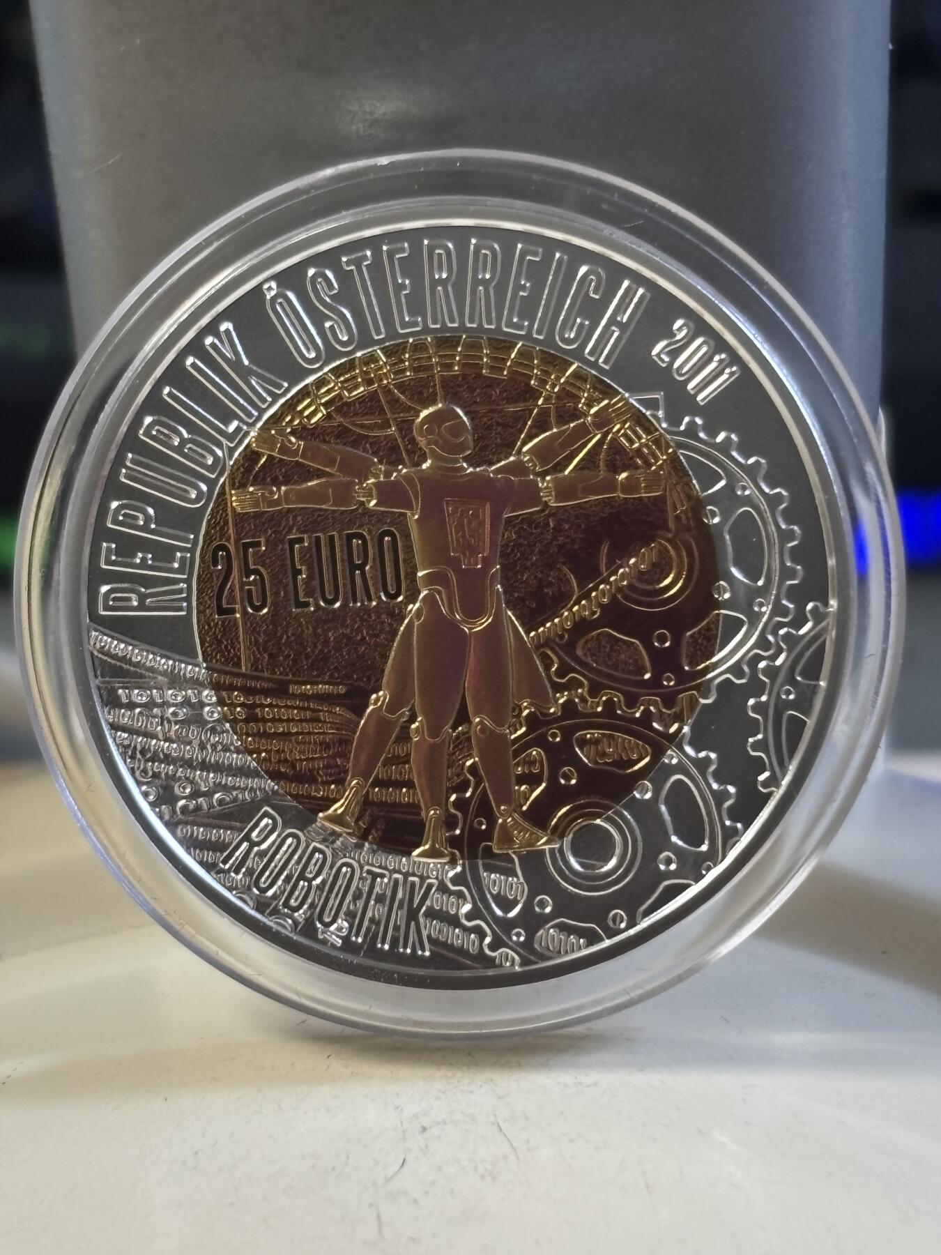 第197期拍卖 奥地利2011年火星探险机器人25欧纪念银铌双色银币，900银/铌998，重量:15.5克（9克银，6.5克铌），发行：65000枚