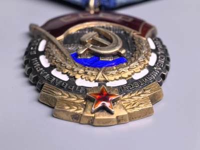 小驴勋章奖章收藏4月18日周六晚六点拍卖（珍爱和平，收藏战争，铭记历史，勿忘国耻，忠党爱国。有偿代拍，送拍规则在简介最后，参拍须阅读规则后再参拍，关系到运费包装发货时效真假辨别等关键信息，拍卖时不再发原图，看大图店主微信码在拍卖店铺介绍里或者找我要） 苏联劳动红旗勋章，银质珐琅