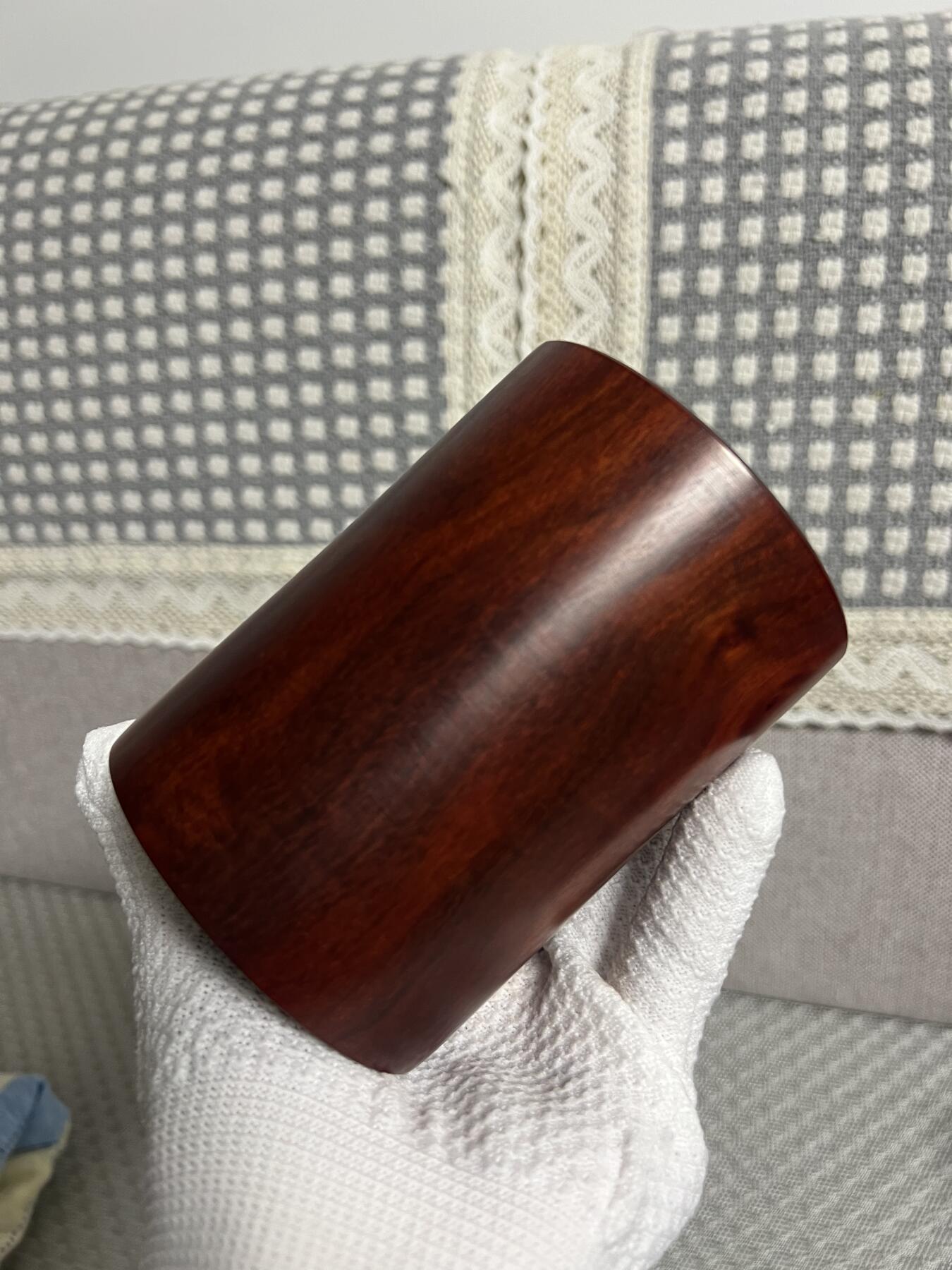 零元拍：精工非洲小叶紫檀 笔筒，水波瘤花荧光莹润，，精工打磨，花纹漂亮。116/87.5壁厚约14MM。