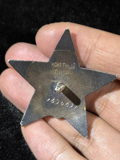 戎马世界章牌大赏第115期 苏联近卫军列兵套章，包括红星勋章，85版二级卫国战争勋章，战胜德国与一系列周年章，得主还获得过解放贝尔格莱德，只有证书了，红星事迹为得主带领工兵冒着炮火扑灭桥梁大火并且移走爆炸物，档案已经整理打印