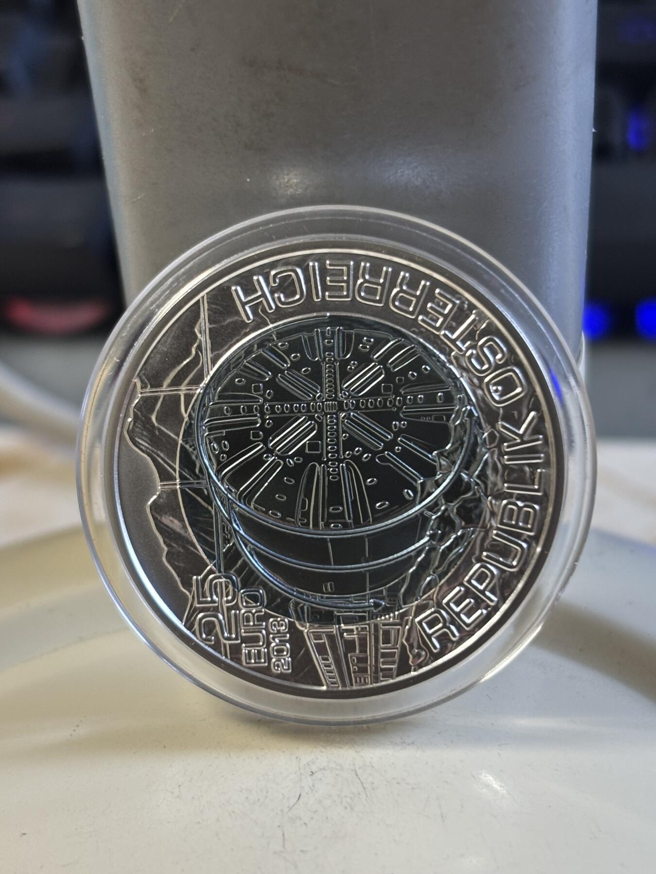 第197期拍卖 获奖奥地利2013年隧道建设铌银镶嵌双色纪念币，900银/998铌，重量:10克和7.15克，发行：65000枚