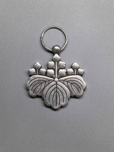 小驴勋章奖章收藏4月18日周六晚六点拍卖（珍爱和平，收藏战争，铭记历史，勿忘国耻，忠党爱国。有偿代拍，送拍规则在简介最后，参拍须阅读规则后再参拍，关系到运费包装发货时效真假辨别等关键信息，拍卖时不再发原图，看大图店主微信码在拍卖店铺介绍里或者找我要） 勋八等白色桐叶，银质