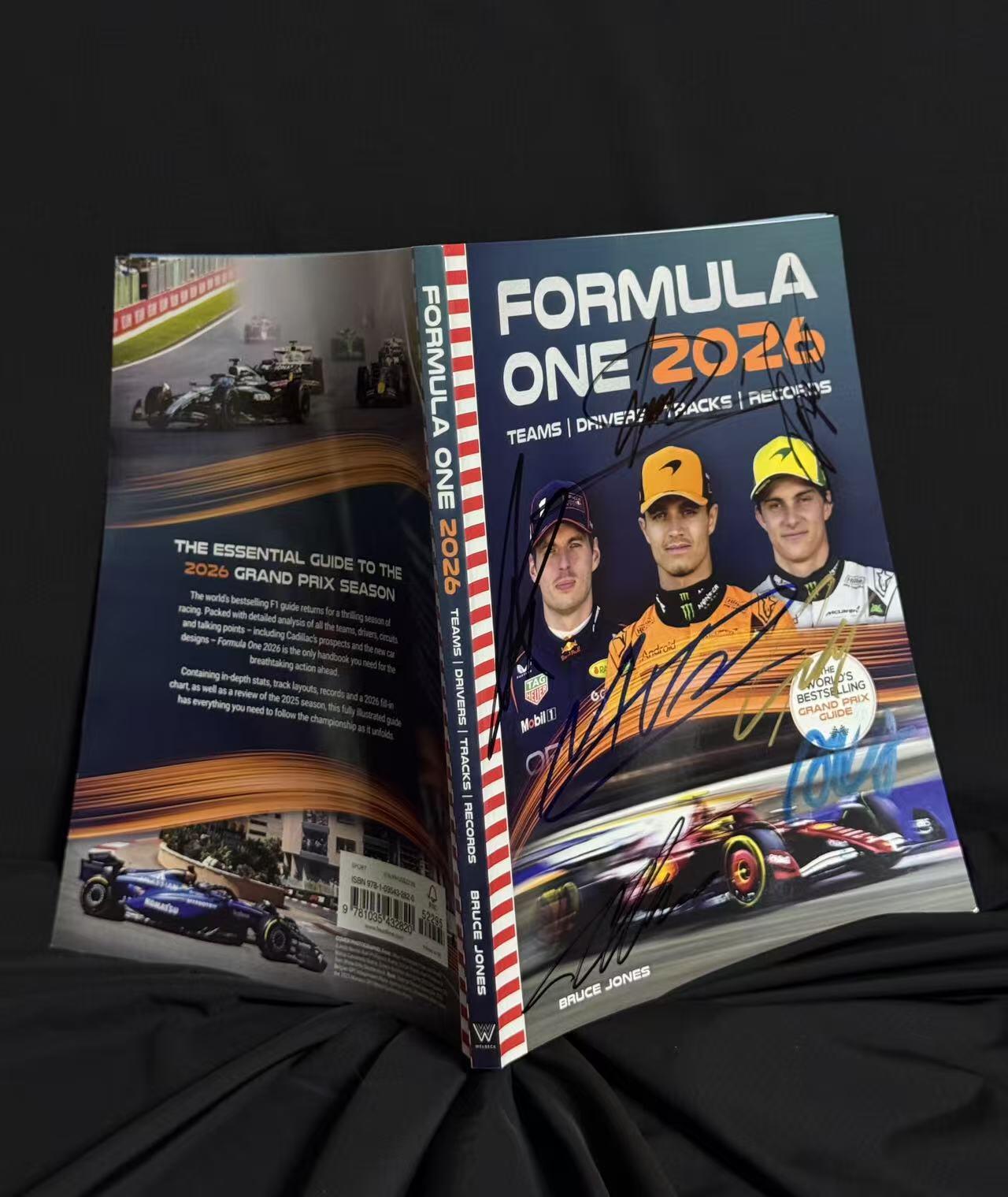 零元拍：有朋友想要“头哥”阿隆索的签名但目前单签暂时没有，等等迈阿密站咱争取安排，今天先来个合签！2025赛季F1车手总冠军迈凯伦车手兰多·诺里斯，队友奥斯卡·皮亚斯特里；梅赛德斯双子星乔治·拉塞尔，基米·安东内利；红牛霸主马克斯·维斯塔潘；阿斯顿马丁的费尔南多·阿隆索；还有奥迪车队的现实版“极速狂飙”尼克·霍肯博格签名2026赛季世界一级方程式汽车大奖赛官方指南！