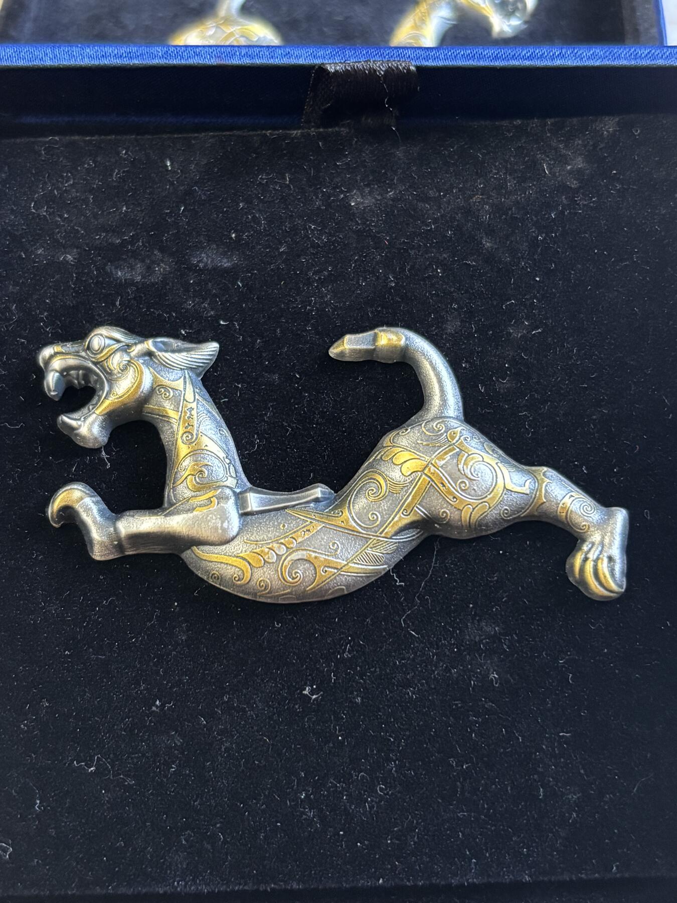 第197期拍卖 纽埃2024年虎符系列错金银铜翼虎2盎司镀金银币带盒无证书，999银，1盎司*2，发行199套