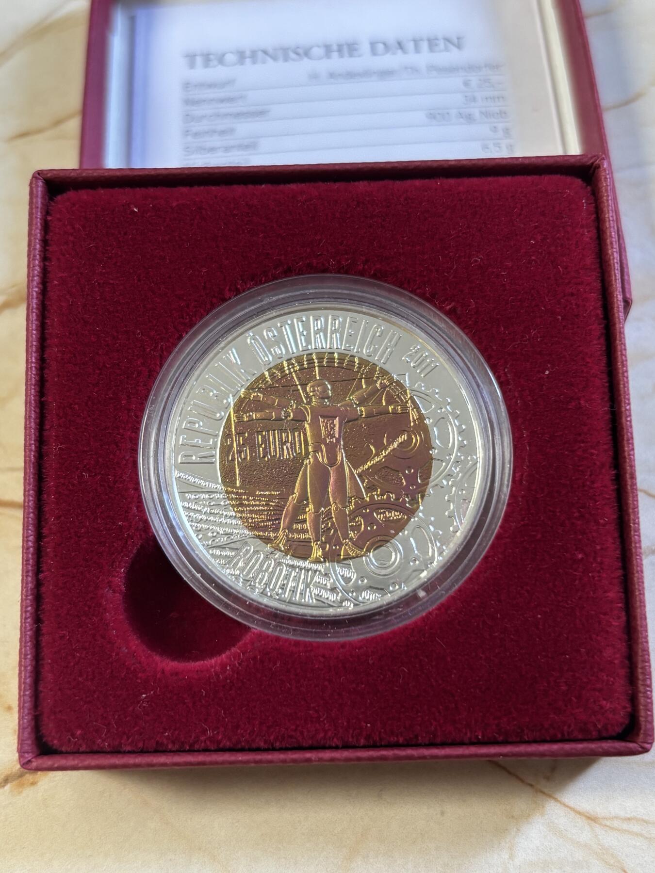 第197期拍卖 奥地利2011年火星探险机器人25欧纪念银铌双色银币，900银/铌998，重量:15.5克（9克银，6.5克铌），发行：65000枚