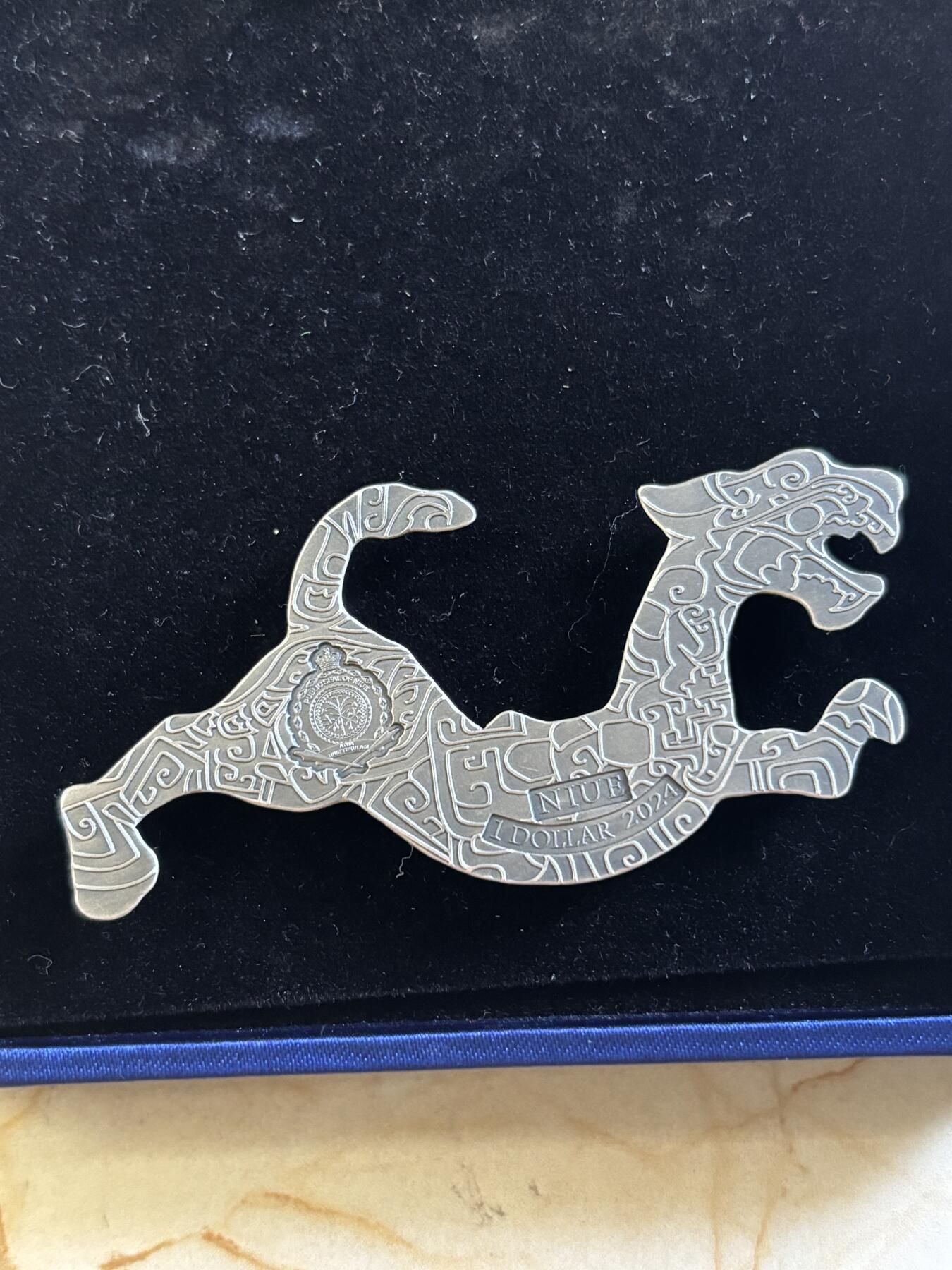 第197期拍卖 纽埃2024年虎符系列错金银铜翼虎2盎司镀金银币带盒无证书，999银，1盎司*2，发行199套