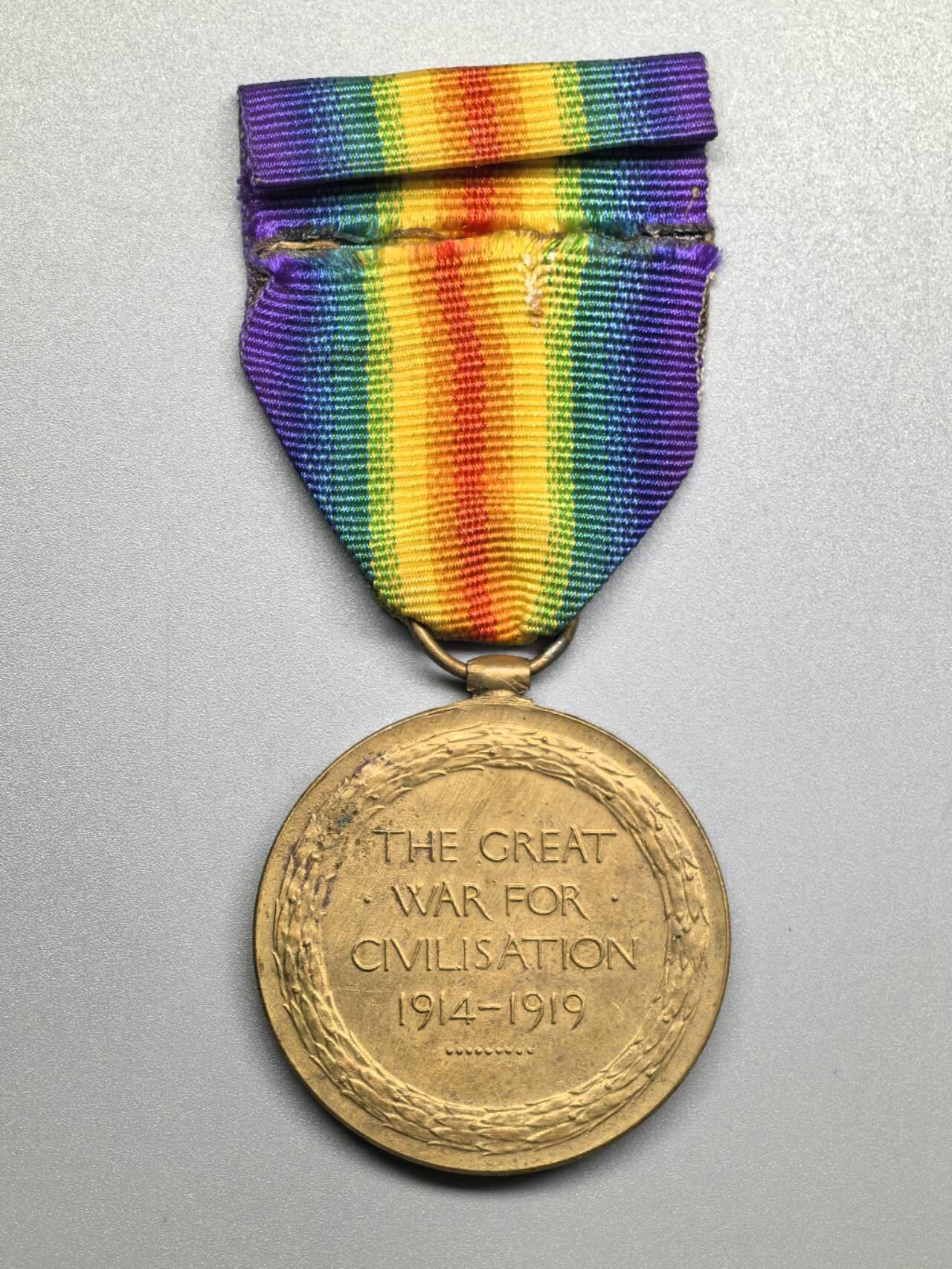 小驴勋章奖章收藏4月18日周六晚六点拍卖（珍爱和平，收藏战争，铭记历史，勿忘国耻，忠党爱国。有偿代拍，送拍规则在简介最后，参拍须阅读规则后再参拍，关系到运费包装发货时效真假辨别等关键信息，拍卖时不再发原图，看大图店主微信码在拍卖店铺介绍里或者找我要）