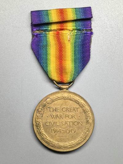 小驴勋章奖章收藏4月18日周六晚六点拍卖（珍爱和平，收藏战争，铭记历史，勿忘国耻，忠党爱国。有偿代拍，送拍规则在简介最后，参拍须阅读规则后再参拍，关系到运费包装发货时效真假辨别等关键信息，拍卖时不再发原图，看大图店主微信码在拍卖店铺介绍里或者找我要） 英国一战胜利奖章带边铭