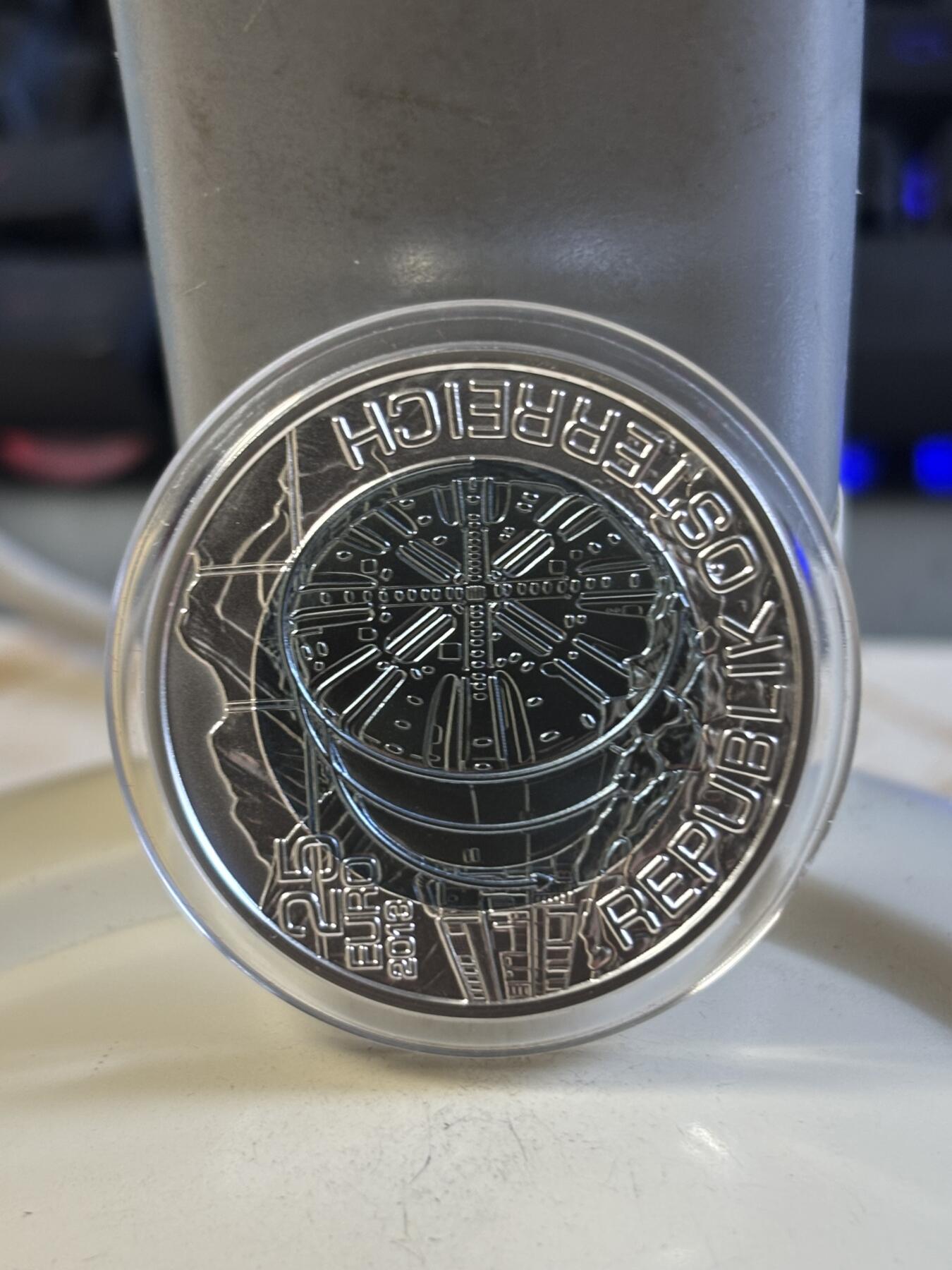 第197期拍卖 获奖奥地利2013年隧道建设铌银镶嵌双色纪念币，900银/998铌，重量:10克和7.15克，发行：65000枚