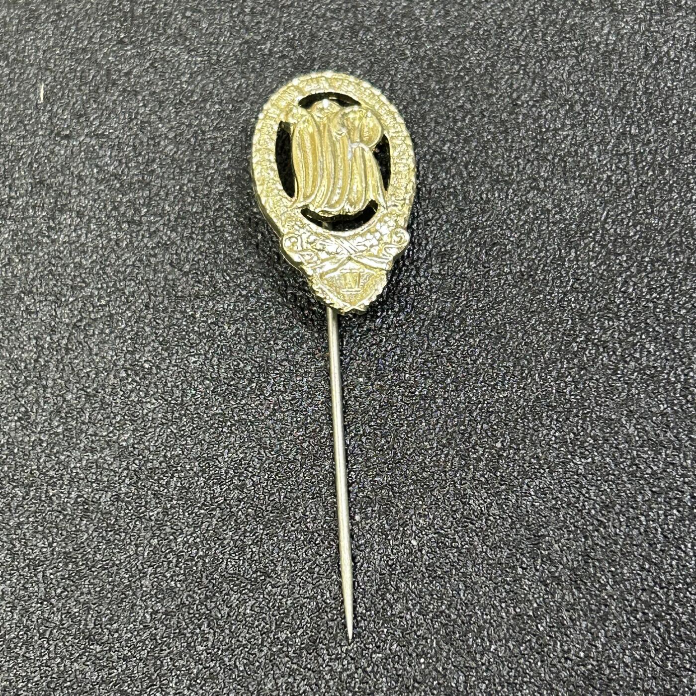 西秦中古拍卖第八十四期  东德体能证章