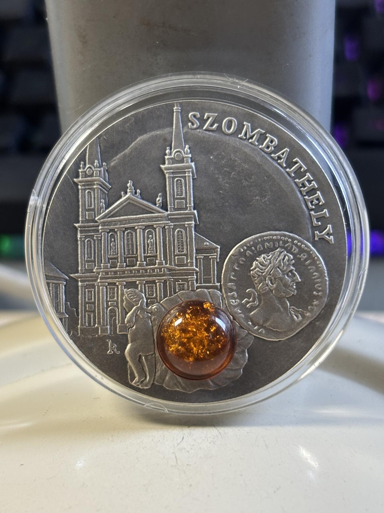 第197期拍卖 纽埃2010年琥珀之路-松博特海伊仿古镶嵌琥珀28.28克纪念银币，925银，银价491