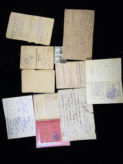 戎马世界章牌大赏第115期 苏联近卫军列兵套章，包括红星勋章，85版二级卫国战争勋章，战胜德国与一系列周年章，得主还获得过解放贝尔格莱德，只有证书了，红星事迹为得主带领工兵冒着炮火扑灭桥梁大火并且移走爆炸物，档案已经整理打印