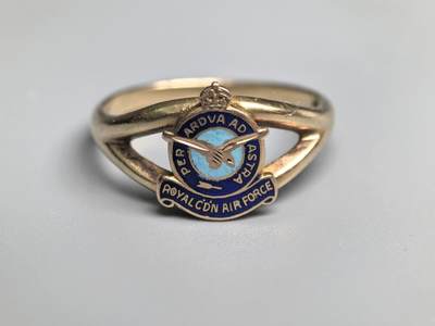 小驴勋章奖章收藏4月18日周六晚六点拍卖（珍爱和平，收藏战争，铭记历史，勿忘国耻，忠党爱国。有偿代拍，送拍规则在简介最后，参拍须阅读规则后再参拍，关系到运费包装发货时效真假辨别等关键信息，拍卖时不再发原图，看大图店主微信码在拍卖店铺介绍里或者找我要） 二战皇家空军10k金戒指，内打标，带原盒，港码11号