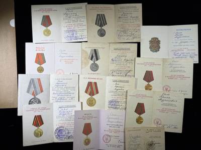 戎马世界章牌大赏第115期 苏联近卫军列兵套章，包括红星勋章，85版二级卫国战争勋章，战胜德国与一系列周年章，得主还获得过解放贝尔格莱德，只有证书了，红星事迹为得主带领工兵冒着炮火扑灭桥梁大火并且移走爆炸物，档案已经整理打印