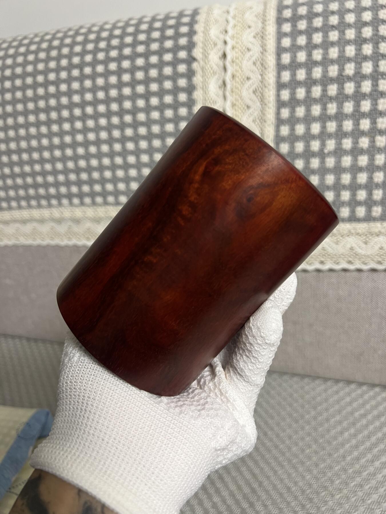 零元拍：精工非洲小叶紫檀 笔筒，水波瘤花荧光莹润，，精工打磨，花纹漂亮。116/87.5壁厚约14MM。