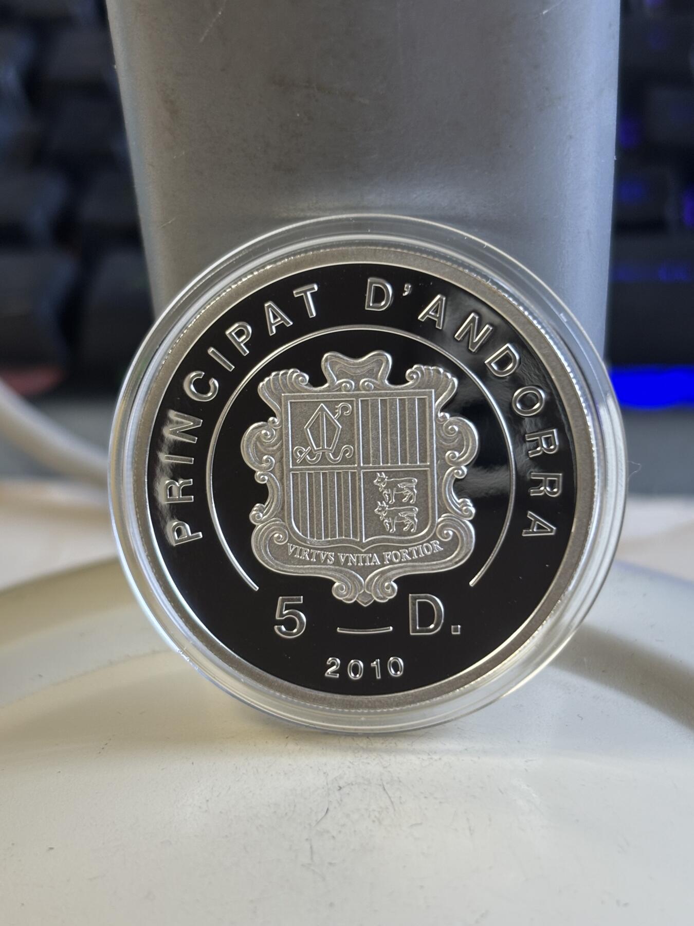 第197期拍卖 获奖币安道尔2010年比利牛斯山脉的棕熊纪念银币半盎司，925银，15.57克，发行3000枚，获得克劳斯2012年度最佳克朗币大奖