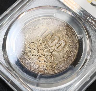 甄臻铺-世界币章拍卖（第60期），甄品场拍品征集中，送拍享返佣金等优惠多多 PCGS-MS64 日本 1964年东京奥运会 1000日元银币 醇厚酱彩包浆