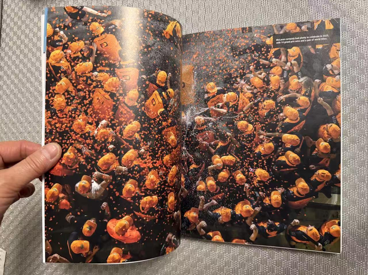 零元拍：有朋友想要“头哥”阿隆索的签名但目前单签暂时没有，等等迈阿密站咱争取安排，今天先来个合签！2025赛季F1车手总冠军迈凯伦车手兰多·诺里斯，队友奥斯卡·皮亚斯特里；梅赛德斯双子星乔治·拉塞尔，基米·安东内利；红牛霸主马克斯·维斯塔潘；阿斯顿马丁的费尔南多·阿隆索；还有奥迪车队的现实版“极速狂飙”尼克·霍肯博格签名2026赛季世界一级方程式汽车大奖赛官方指南！