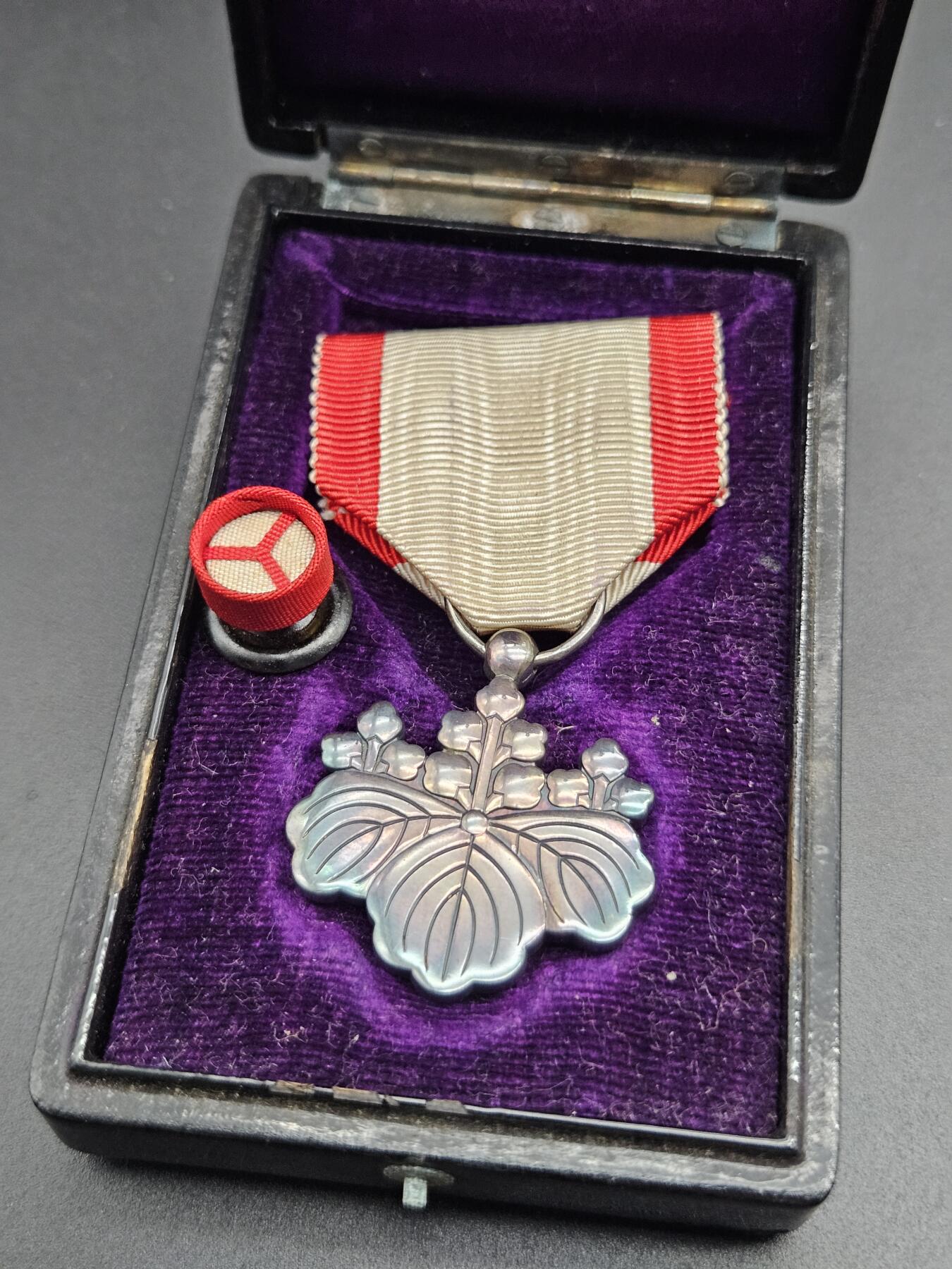 0元起拍勋章 第347期 咸鱼国勋章拍卖专场 4月19日（周日）下午6：00开始 日本战时 白叶章银制带盒略