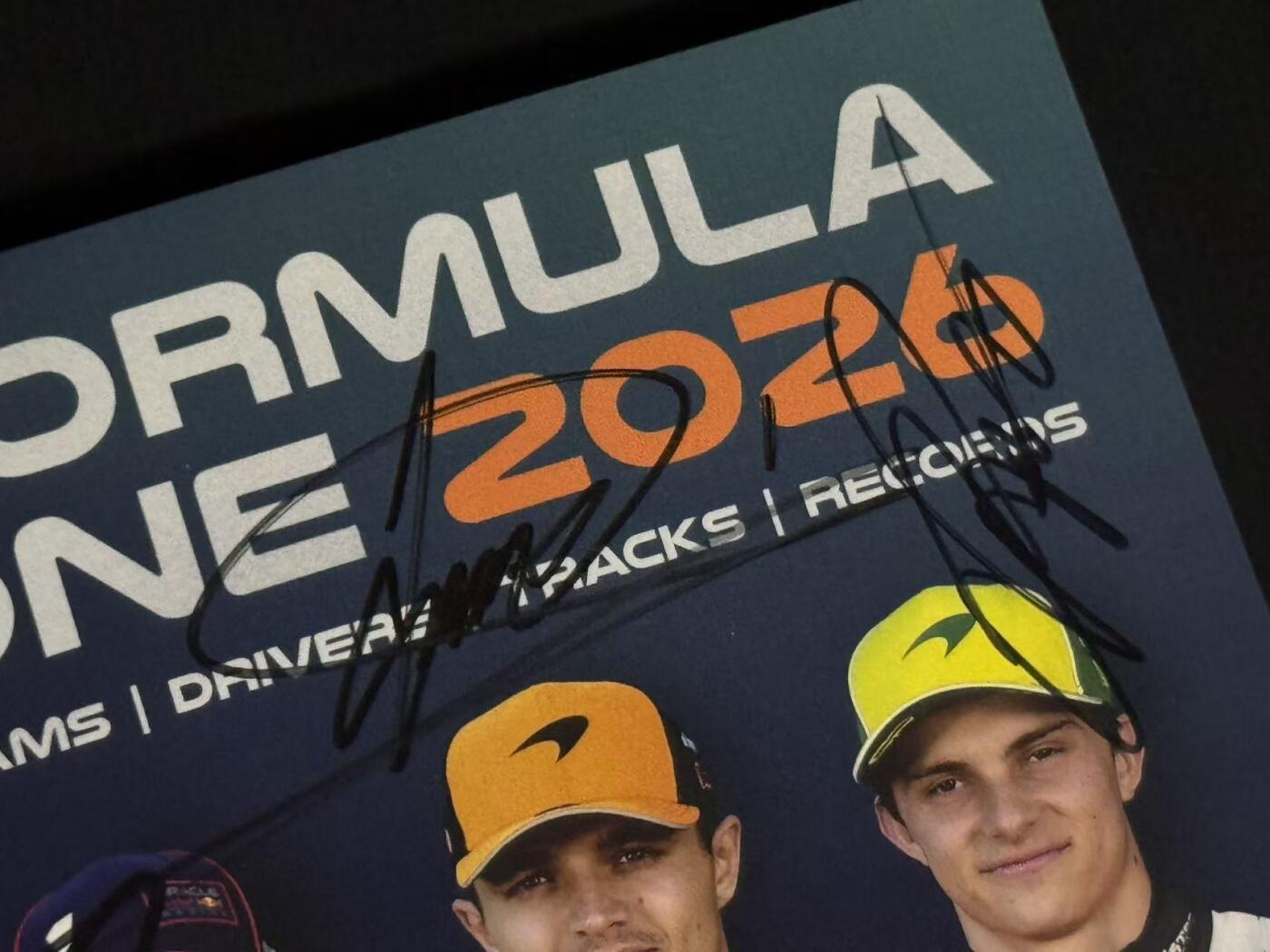 零元拍：有朋友想要“头哥”阿隆索的签名但目前单签暂时没有，等等迈阿密站咱争取安排，今天先来个合签！2025赛季F1车手总冠军迈凯伦车手兰多·诺里斯，队友奥斯卡·皮亚斯特里；梅赛德斯双子星乔治·拉塞尔，基米·安东内利；红牛霸主马克斯·维斯塔潘；阿斯顿马丁的费尔南多·阿隆索；还有奥迪车队的现实版“极速狂飙”尼克·霍肯博格签名2026赛季世界一级方程式汽车大奖赛官方指南！