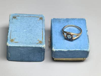 小驴勋章奖章收藏4月18日周六晚六点拍卖（珍爱和平，收藏战争，铭记历史，勿忘国耻，忠党爱国。有偿代拍，送拍规则在简介最后，参拍须阅读规则后再参拍，关系到运费包装发货时效真假辨别等关键信息，拍卖时不再发原图，看大图店主微信码在拍卖店铺介绍里或者找我要） 二战皇家空军10k金戒指，内打标，带原盒，港码11号