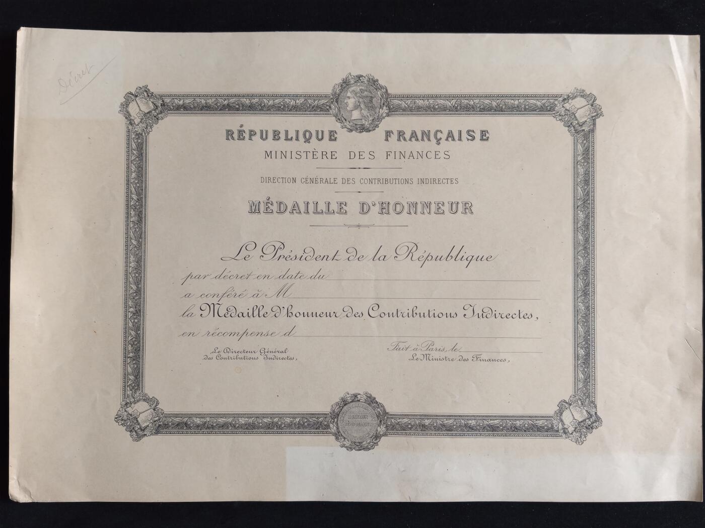 凯旋世界勋赏（第23期）（欢迎送拍）（对拍品有疑问请询问客服，不接受到手刀，出价默认拍品品相。请认真阅读拍卖规则！出价默认已认可！）（收到货请录制开箱视频，无视频概不处理问题。） 法国财政部荣誉勋章授勋证书