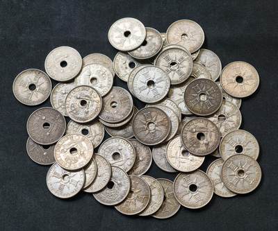 甄臻铺-世界币章拍卖（第60期），甄品场拍品征集中，送拍享返佣金等优惠多多 新几内亚1先令银币52枚 单枚重约5.38克 含银92.5% 个顶个的极美品 不容错过