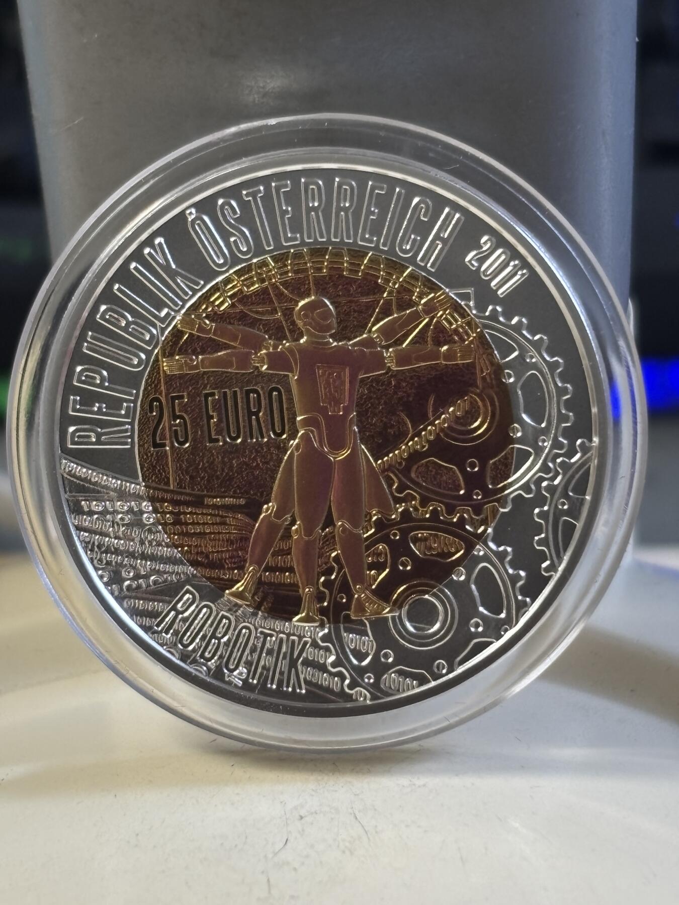 第197期拍卖 奥地利2011年火星探险机器人25欧纪念银铌双色银币，900银/铌998，重量:15.5克（9克银，6.5克铌），发行：65000枚