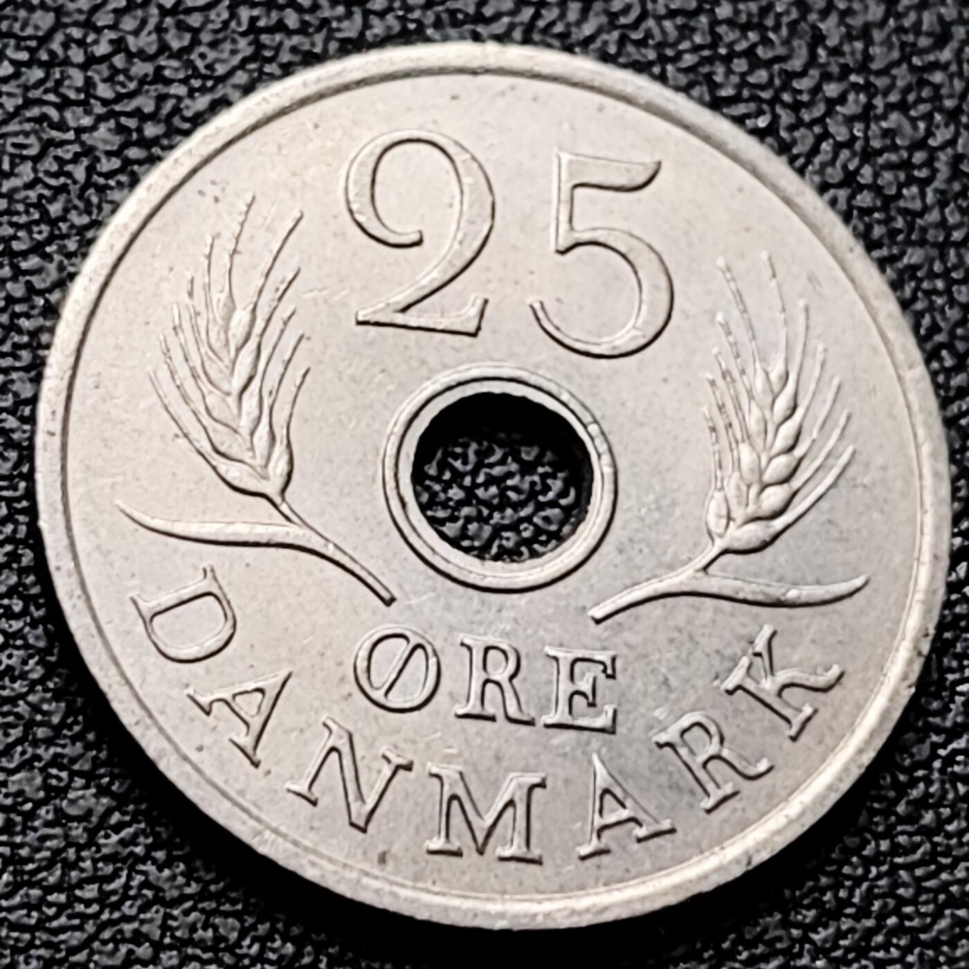 泉币菌-第227场-拍品多 请提前出价 丹麦1972年25欧尔中孔镍币 玛格丽特二世花押 