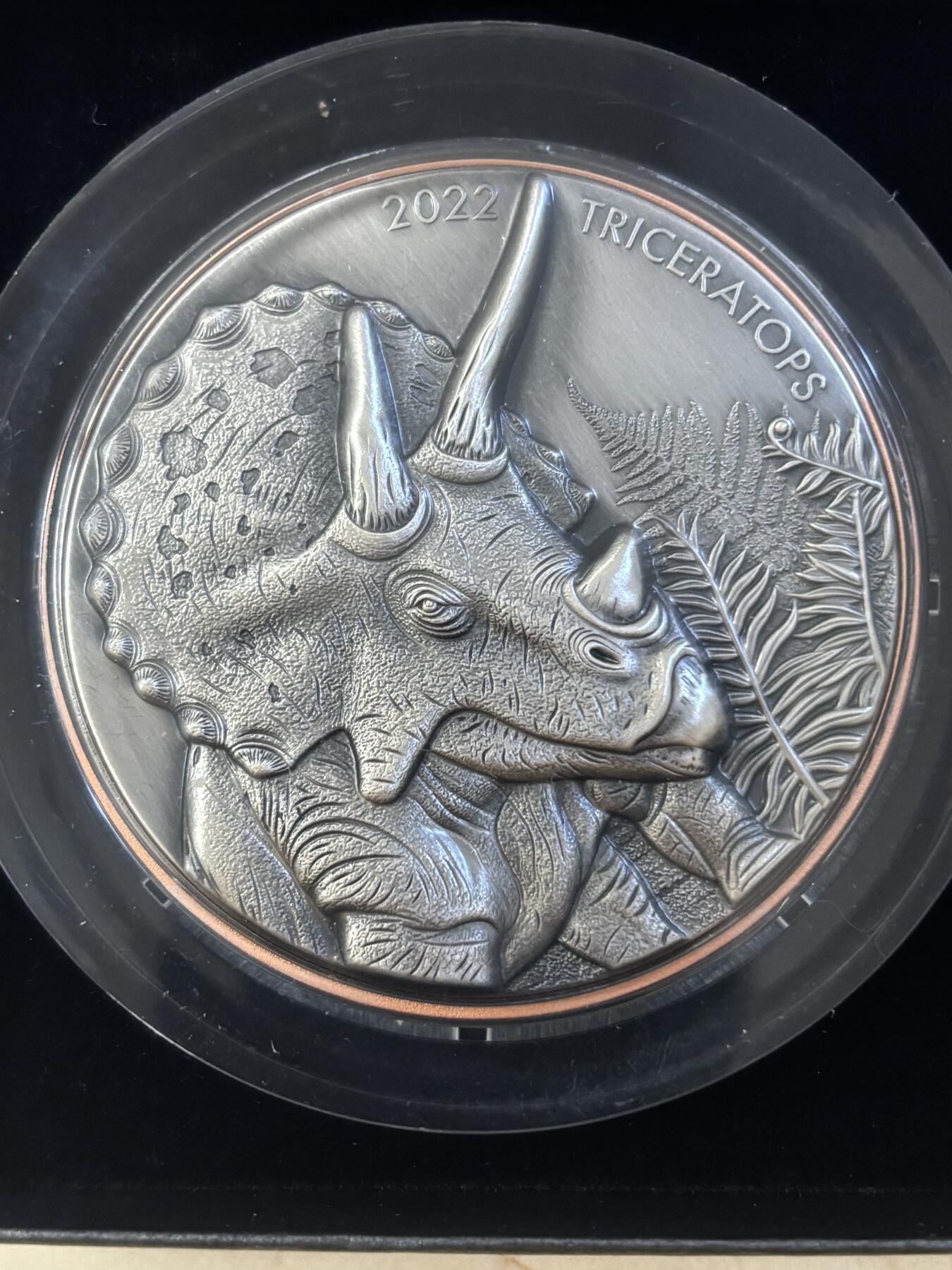 第197期拍卖 瓦努阿图2022年恐龙时代2三角龙银铜双金属纪念币，999银+铜，10+145克，发行：1999枚