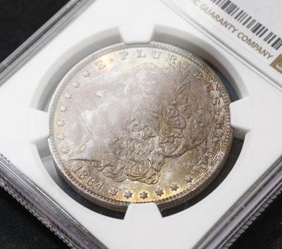 甄臻铺-世界币章拍卖（第60期），甄品场拍品征集中，送拍享返佣金等优惠多多 NGC-MS64 1884年O版美国摩根，卷首五彩包浆，阴阳脸