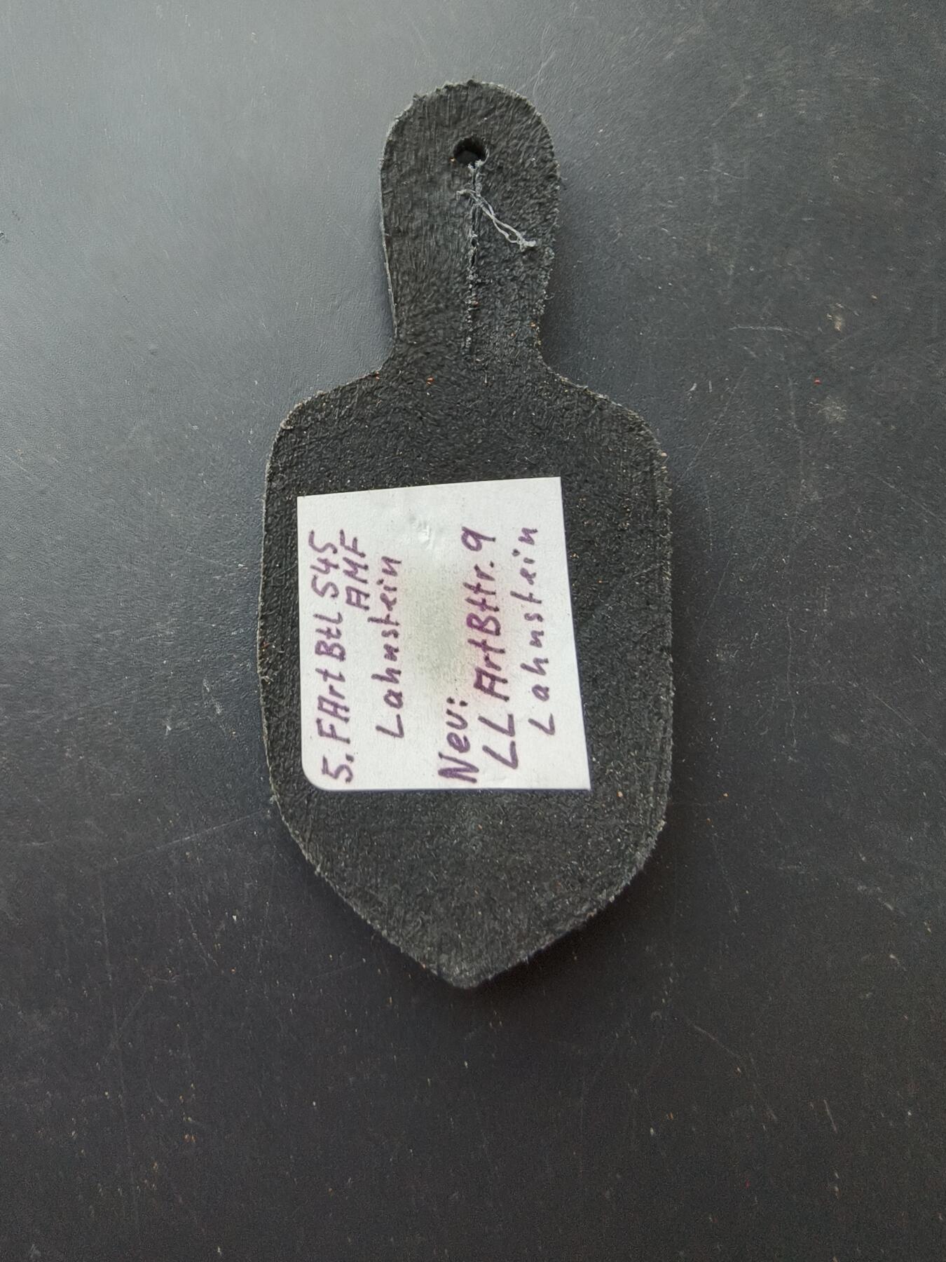 老王徽章第192期 德国北约盟军欧洲司令部机动部队证章        AMF 全称为 Allied Command Europe Mobile Force（盟军欧洲司令部机动部队），AMF 是一支由多国组成的北约反应部队，成立于1960年，旨在应对对北约成员国的潜在威胁。它由陆军 (AMF-L) 和空军 (AMF-A) 组成，体现了北约内部的防御协作