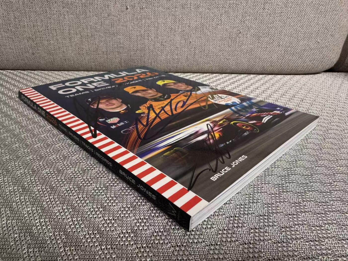 零元拍：有朋友想要“头哥”阿隆索的签名但目前单签暂时没有，等等迈阿密站咱争取安排，今天先来个合签！2025赛季F1车手总冠军迈凯伦车手兰多·诺里斯，队友奥斯卡·皮亚斯特里；梅赛德斯双子星乔治·拉塞尔，基米·安东内利；红牛霸主马克斯·维斯塔潘；阿斯顿马丁的费尔南多·阿隆索；还有奥迪车队的现实版“极速狂飙”尼克·霍肯博格签名2026赛季世界一级方程式汽车大奖赛官方指南！